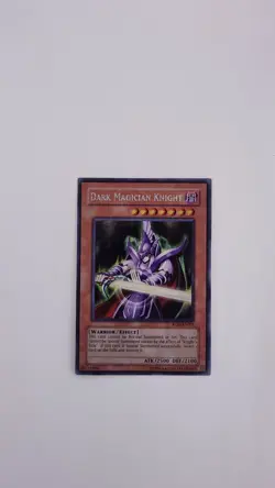 Yu-Gi-Oh! TCG 1996 Card #ROD-EN001. Dark Magician Knight. Holo Finsh. - Image 1