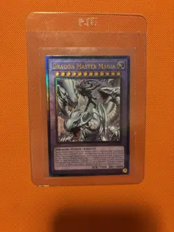 ** DRAGON MASTER MAGIA ** 1ST EDITION PRISMATIC ULTIMATE RARE RA04-EN055 YUGIOH - Image 1
