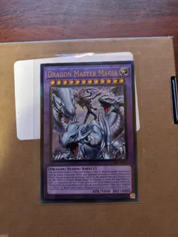 ** DRAGON MASTER MAGIA ** 1ST EDITION PRISMATIC ULTIMATE RARE RA04-EN055 YUGIOH - Image 2