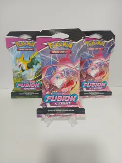 Pokemon TCG: Sword & Shield-Fusion Strike Sleeved Booster Pack - 10 Cards 820650809163 - Image 1