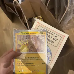 Pokemon x Natural History Museum Pikachu Jumbo Promo Card And Plush - Image 2