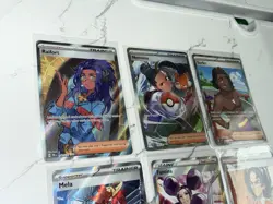 Pokemon Full Art Trainer Lot Raifort Nemona Surfer Mela Fantina Giacomo NM - Image 4