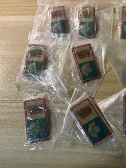 15 POKEMON TRADING CARD GAME LEAGUE BADGES PINS - Lot Of New Old Stock / Used - Image 3