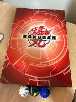 Bakugan Battle Brawler LOT - Bakugan Binder (96 Cards) + 3 Bakugans - Image 1