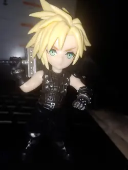 Cloud Strife Showcase*** MTG Final Fantasy VII Mini Figure Pre-Assembled - Image 3