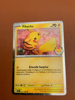 Carte Pokemon Promo PIKACHU 051/162 Holo neuve Fr avec Stamp 30 ans anniversaire - Image 2
