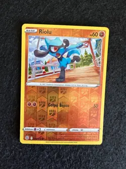 RIOLU 079/172 REVERSE HOLO ASTRI LUCENTI SPADA E SCUDO CARTA POKEMON ITA - Image 1