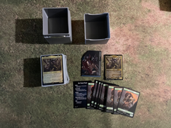 MTG Universes Beyond: Warhammer 40k Tyranid Swarm Commander Deck - Sleeved deck - Image 1