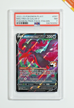 Pokemon PSA 7 Moltres Di Galar V #097 Play! Pokemon Prize Pack 2022 Italiano - Image 1