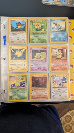 Pokemon Binder with 20 card sleeves 200+ vintage cards - Image 3