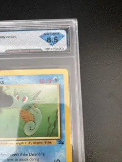 1999 Pokemon Horsea Fossile #49/62 1st Edition NM/Mint 8.5 - Image 4