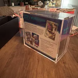 Pokemon TCG - Reisegefahrten - Top-Trainer-Box - Deutsch Neu/OVP/ Acrylglas !!!! - Image 3