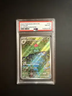 2023 Pokemon Mew en Ivysaur Illustration Rare #167/165 PSA 8 - Image 1