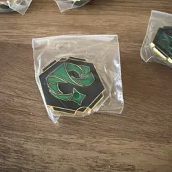 Disney Lorcana 9 Fabled Emerald Amber Ink Logo League Promo Pin - Image 1