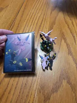 Pokemon Prismatic Evolutions Figure Sleeves and Pin Badge Umbreon and Espeon - Image 1