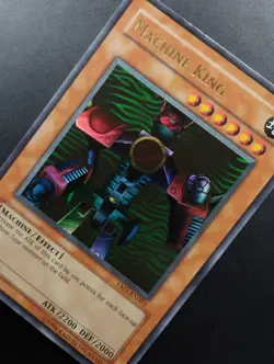 YUGIOH 2004 | 3 X MACHINE KING | EM1-EN001 | PROMO | ULTRA RARE | EXCELLENT - VG - Image 4