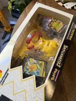 Coffret Pokemon Figurine Celebrations 25 Ans Pikachu VMax FR Scelle - Image 1