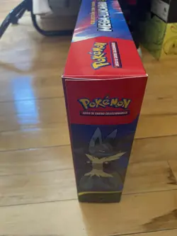Pokemon TCG - Spanish - Mega Lucario Premium Figure Collection - Image 3
