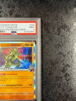 2025 POKEMON DRI EN ROCKET'S TYRANITAR POKEMON CENTER EXCLUSIVE #096 💎 PSA 9 - Image 2