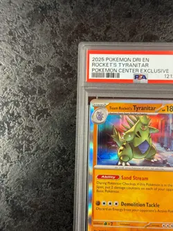 2025 POKEMON DRI EN ROCKET'S TYRANITAR POKEMON CENTER EXCLUSIVE #096 💎 PSA 9 - Image 3