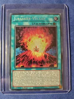 Yu-Gi-Oh! Jurassier-Vulkan • BLMM-DE019 • Secret Rare • Deutsch • NM - Image 1