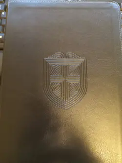 ESV Men's Study Bible (TruTone, Charcoal, Shield Design) by Alistair Begg (2025, 9781433599675 - Image 4