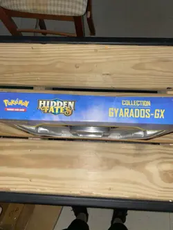 Pokemon TCG: Hidden Fates Collection-Gyarados-GX Box - Image 2