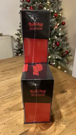 Pokemon TCG Ewige Rivalen Top Trainer Box Deutsch Sealed Neu OVP Team Rocket - Image 2