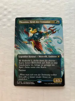 MTG Thrasios, Triton Hero (Borderless, German NM Nonfoil) [LCI Special Guests] - Image 1
