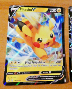 POKEMON CARD RARE HOLO CARTE PIKACHU SWSH285 PROMO FR NM 2023 - Image 1