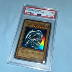 Blue Eyes White Dragon SDK-E001 (PSA 5) YuGiOh Card - Starter Deck Kaiba - Image 1