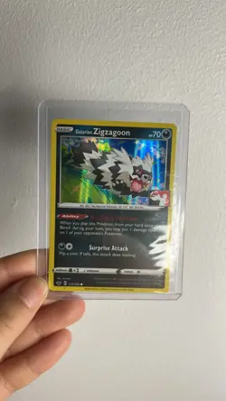 GALARIAN ZIGZAGOON - 117/202 - SWORD & SHIELD - PRIZE PACK STAMP - POKEMON TCG - Image 1