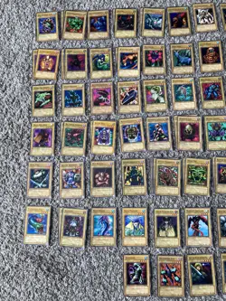 Yu-gi-oh! Collectors Tin and Lot of random cards in pictures - Image 4