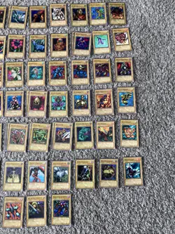 Yu-gi-oh! Collectors Tin and Lot of random cards in pictures - Image 5