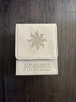 Vintage 2010 ULTRA PRO Magic The Gathering MTG WHITE MANA FLIP BOX MTG Deck Case - Image 1