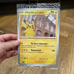 Pikachu At The Museum Pokemon x Natural History Museum Jumbo Promo - Pokemon TCG - Image 1