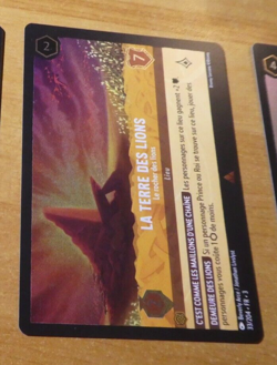 LORCANA CARD RARE GAME TCG DISNEY CHAPITRE 3 CARTE LA TERRE 33/204 FR NM - Image 1