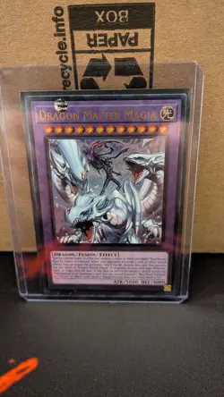 ** DRAGON MASTER MAGIA ** 1ST EDITION PRISMATIC ULTIMATE RARE RA04-EN055 YUGIOH - Image 1