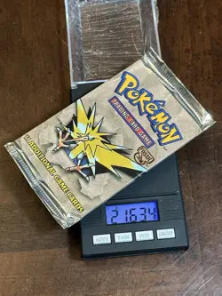 POKEMON FOSSIL BOOSTER PACK ZAPDOS ART WOTC 1999 FACTORY SEALED U HEAVY U - Image 1