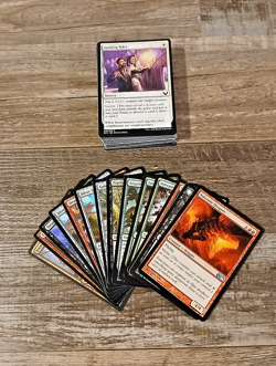 Lot of 500 Common/Uncommon + 10 Foil Magic: The Gathering Cards w/ Storage Box - Image 2