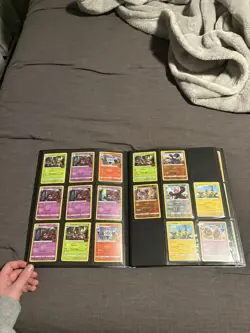 Pokemon TCG 9-Pocket Card Binder with 20 pages comes with 211 cards in it - Image 4