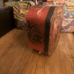 Pokemon TCG - Team Rocket Tins Mewtu ex Tin-Box - DEUTSCH NEU & OVP - Image 4