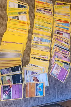 LOT 350+ VINTAGE LATE 2009's POKEMON CARDS Free CDN Shipping - Image 1
