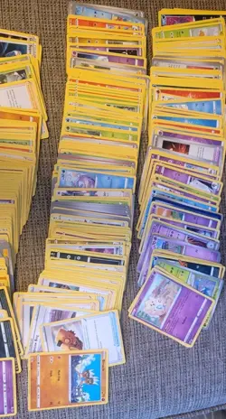 LOT 350+ VINTAGE LATE 2009's POKEMON CARDS Free CDN Shipping - Image 2