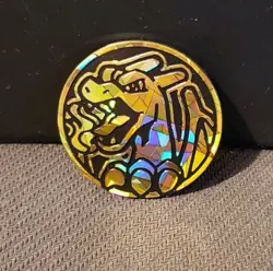 POKEMON CHARIZARD GOLD CRACKED ICE HOLO COIN VIVID VOLTAGE - Image 1