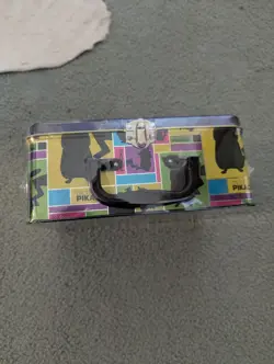 Pokemon TCG - Detective Pikachu Collectors Chest Lunch Box 9 Booster Pack RARE - Image 2