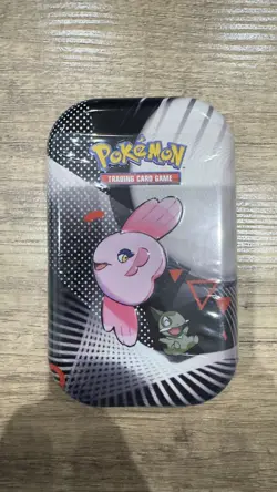 Pokemon TCG Unova Mini Tin - Alomomola & Axew (2 Booster Packs & 1 Sticker Card) - Image 1