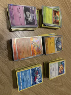 Pokemon Cards Bulk Bundle 500+ Cards Mixed Sets & Dice in ETB box - No Energy - Image 4