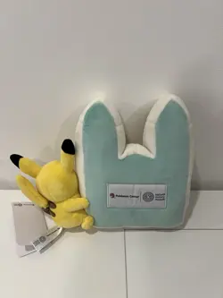 Pokemon x Natural History Museum - Pikachu Jumbo Promo Card And Plush - Image 4