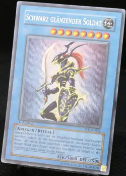 Yu-Gi-Oh! Schwarz Glanzender Soldat SYE-DE024 1.Edition Ultra Rare [EX]| DE 2004 - Image 3
